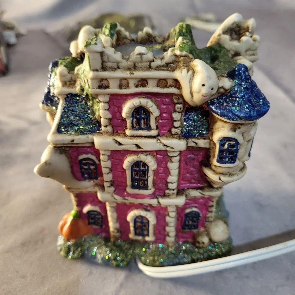 Ministry For Magic Halloween Light up House - Dragons Ghosts Witches - Décor